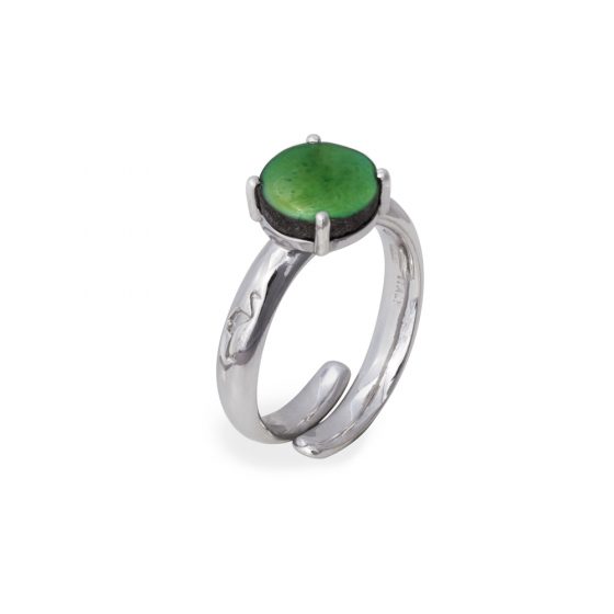 Anello una pietra verde prato